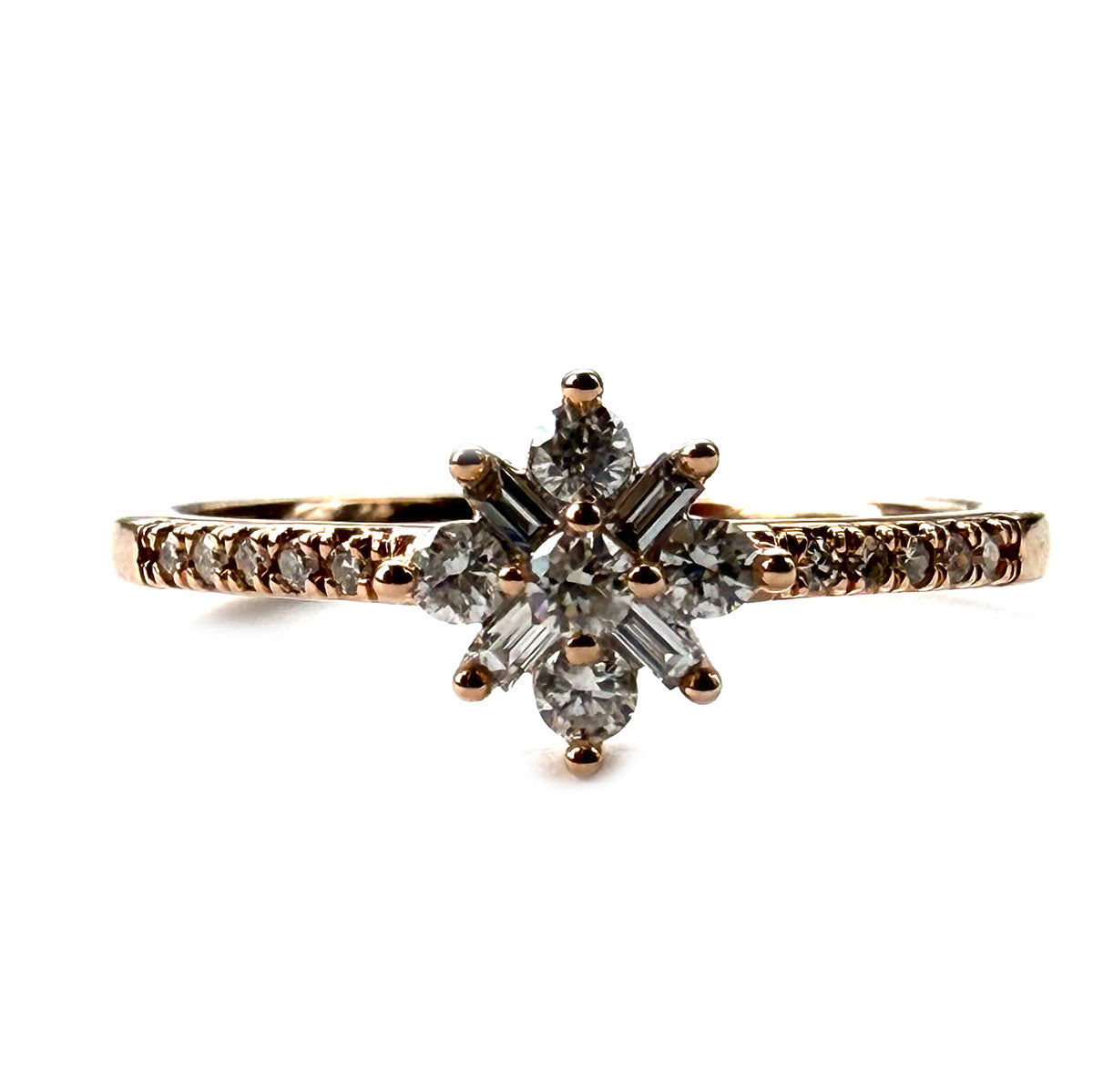 Anillo en oro rosa 10K con flor de diamantes redondos y baguettes 0.25ctw