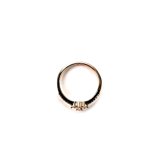 Anillo en oro rosa 10K con flor de diamantes redondos y baguettes 0.25ctw