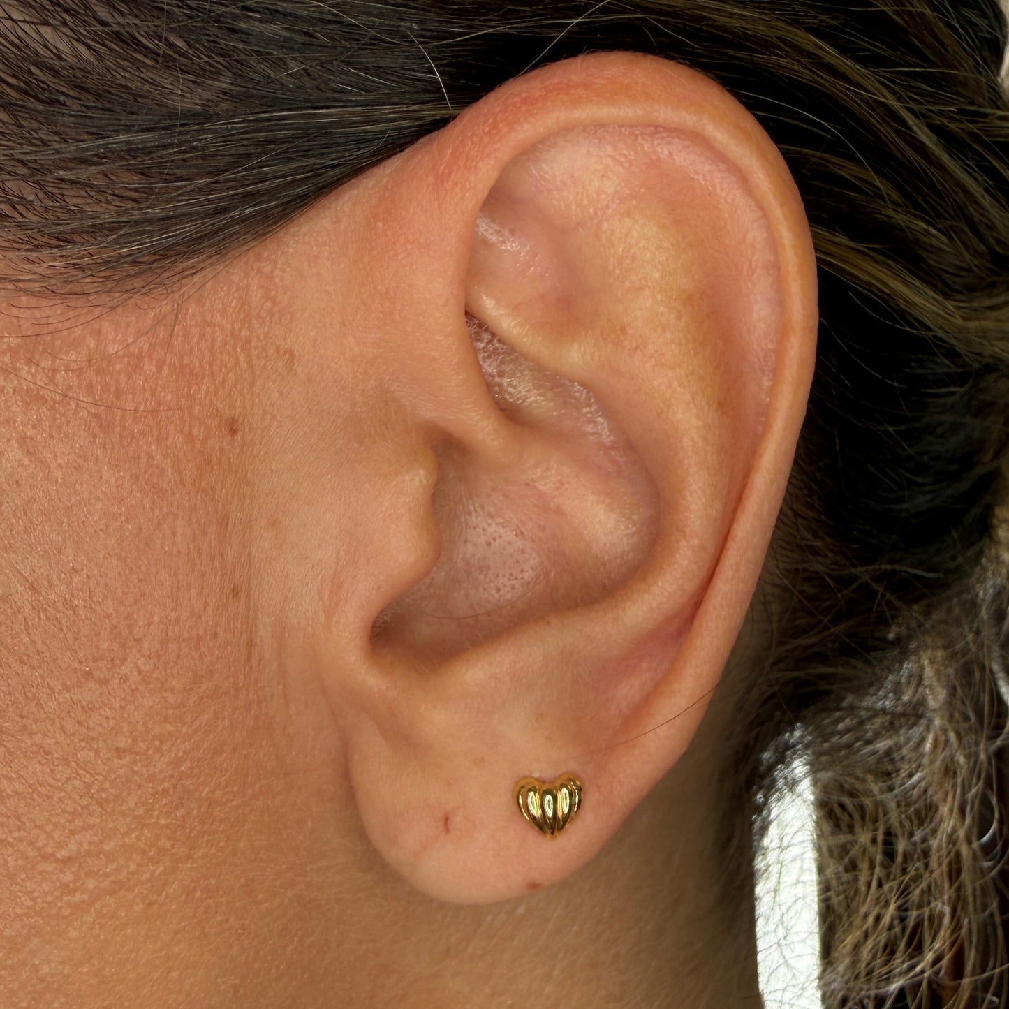 Arete en oro amarillo 18k de corazón de rayitas