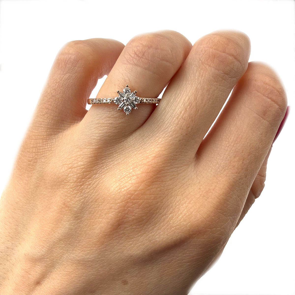 Anillo en oro rosa 10K con flor de diamantes redondos y baguettes 0.25ctw