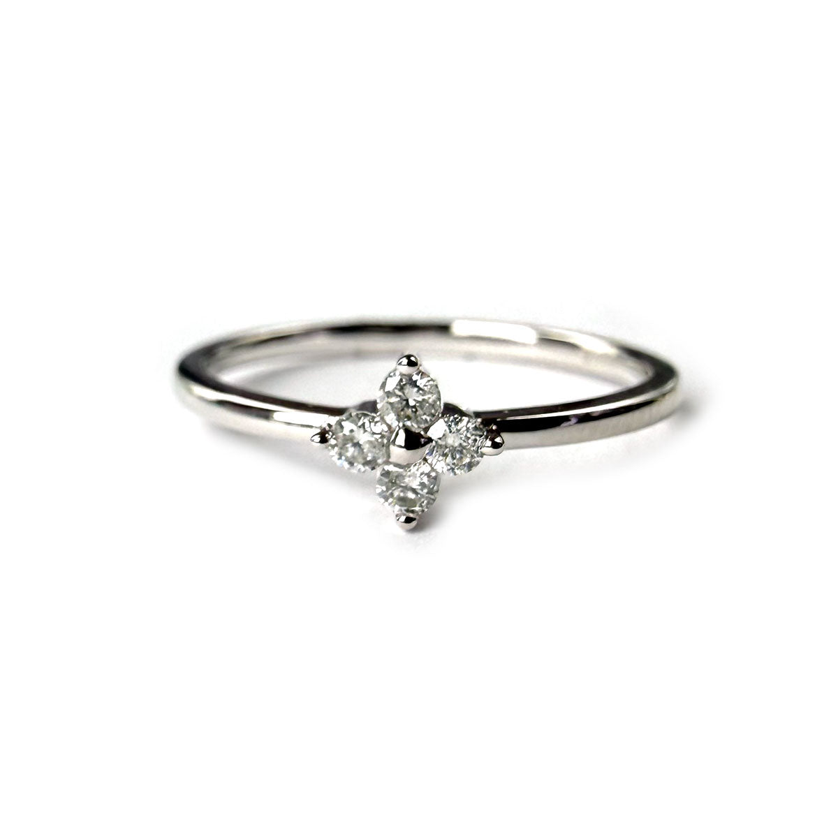 Anillo en oro blanco 14K con florcita de cuatro diamantes 0.11ctw