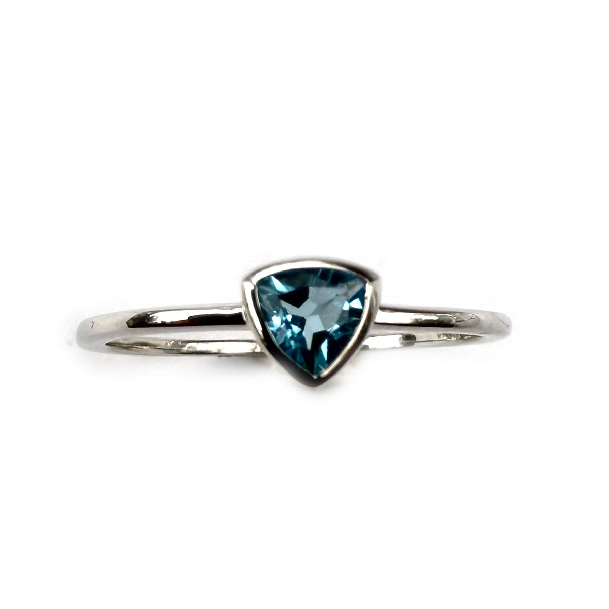 Anillo en oro blanco 10K con topacio azul trillion biselado