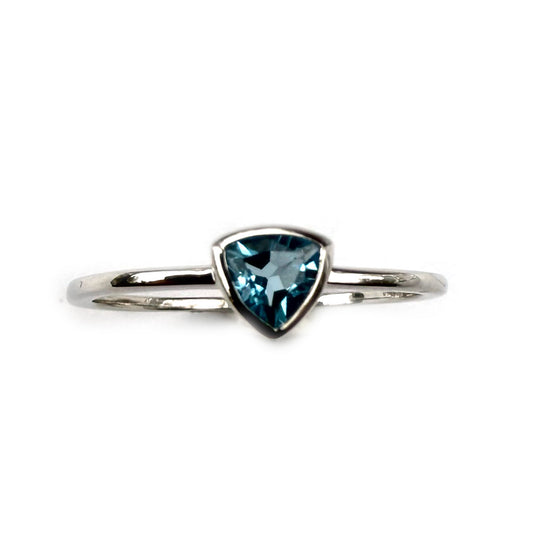 Anillo en oro blanco 10K con topacio azul trillion biselado