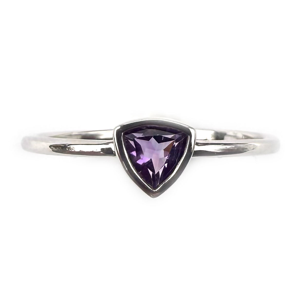 Anillo en oro blanco 10K con amatista trillion biselada