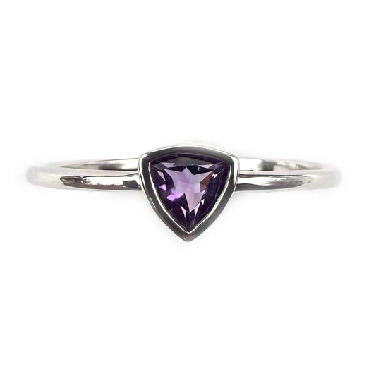 Anillo en oro blanco 10K con amatista trillion biselada