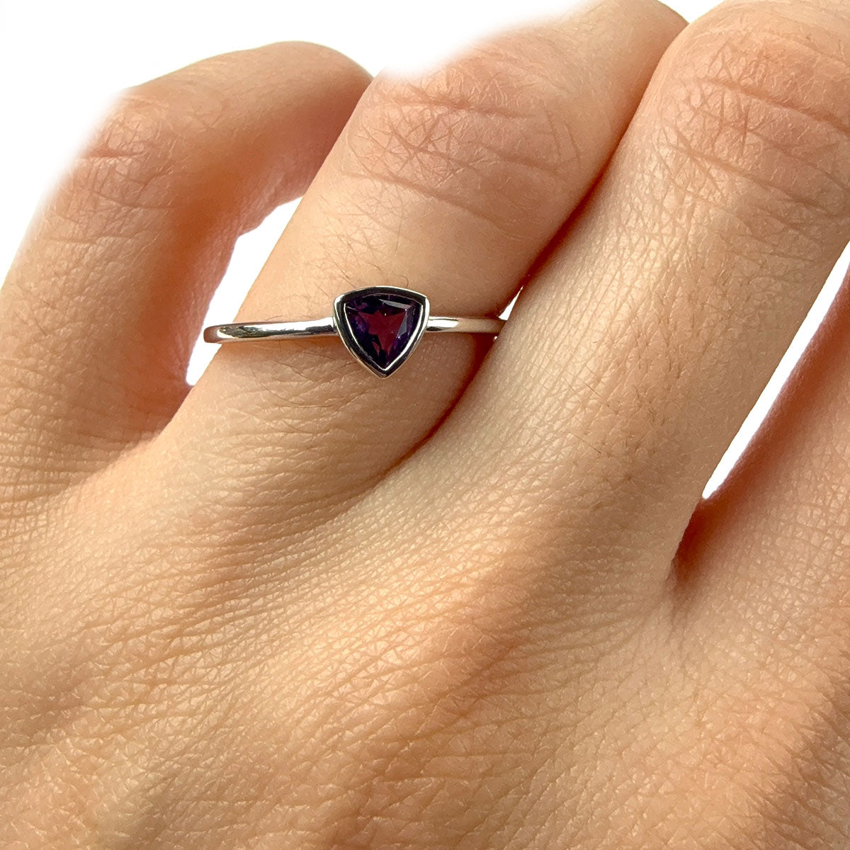 Anillo en oro blanco 10K con amatista trillion biselada