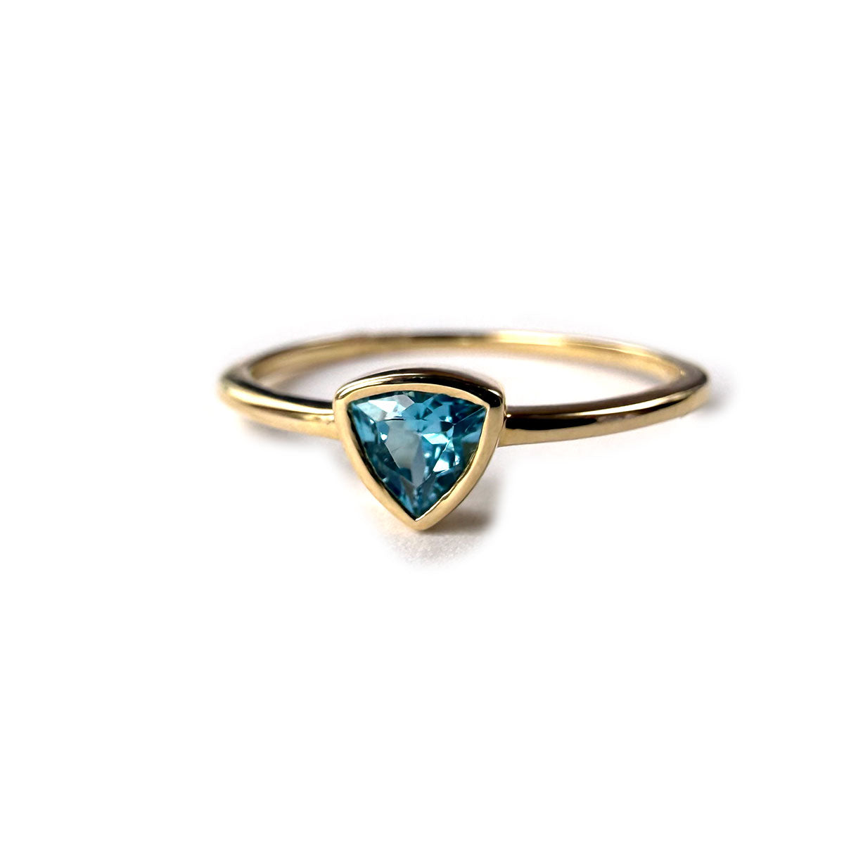 Anillo en oro amarillo 10K con topacio azul trillion biselado