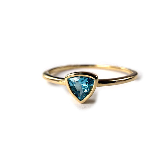 Anillo en oro amarillo 10K con topacio azul trillion biselado