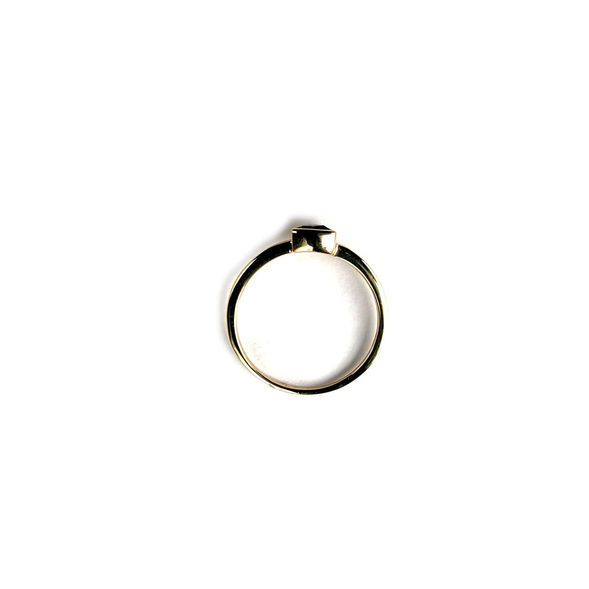 Anillo en oro amarillo 10K con amatista trillion biselada