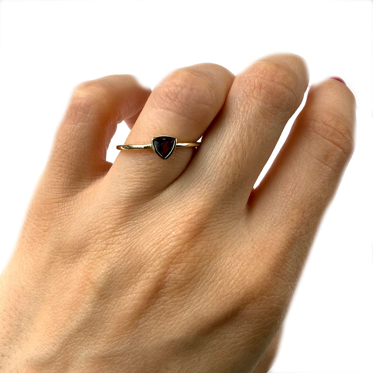 Anillo en oro amarillo 10K con amatista trillion biselada