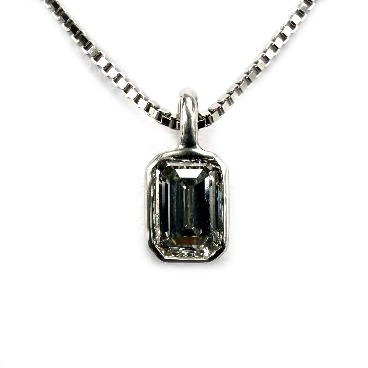 Collar en plata con dije de diamante de laboratorio corte esmeralda 0.5ct