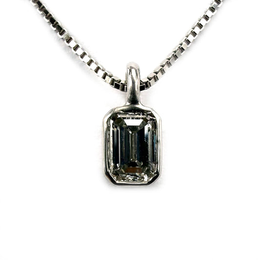 Collar en plata con dije de diamante de laboratorio corte esmeralda 0.5ct