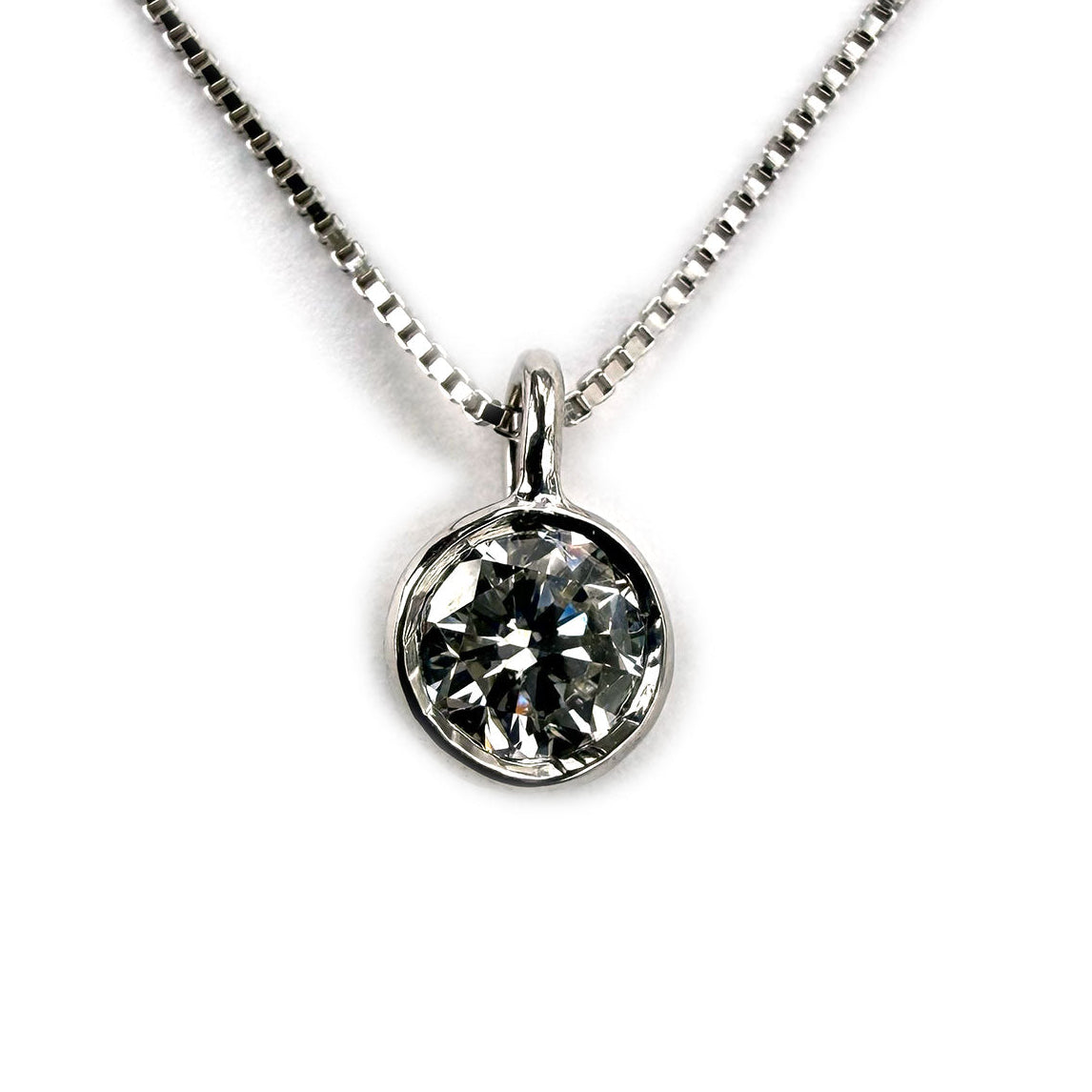 Collar en plata con dije de diamante de laboratorio redondo 0.5ct