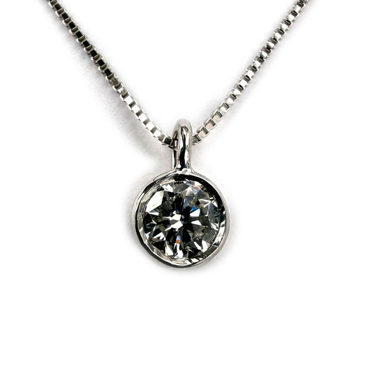 Collar en plata con dije de diamante de laboratorio redondo 0.5ct