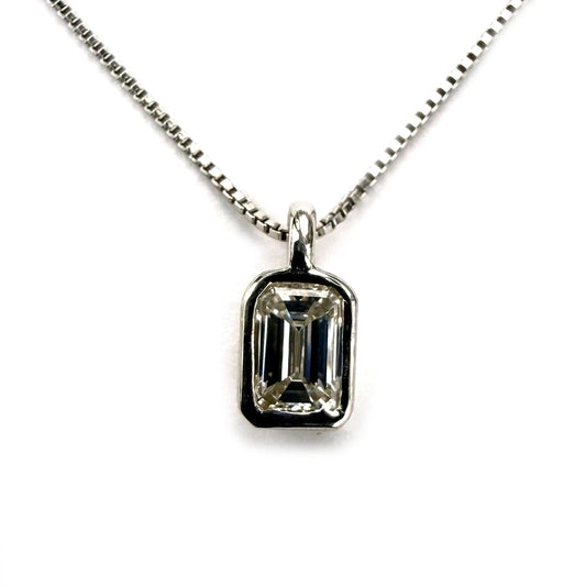 Collar en plata con dije de diamante de laboratorio corte esmeralda 0.25ct