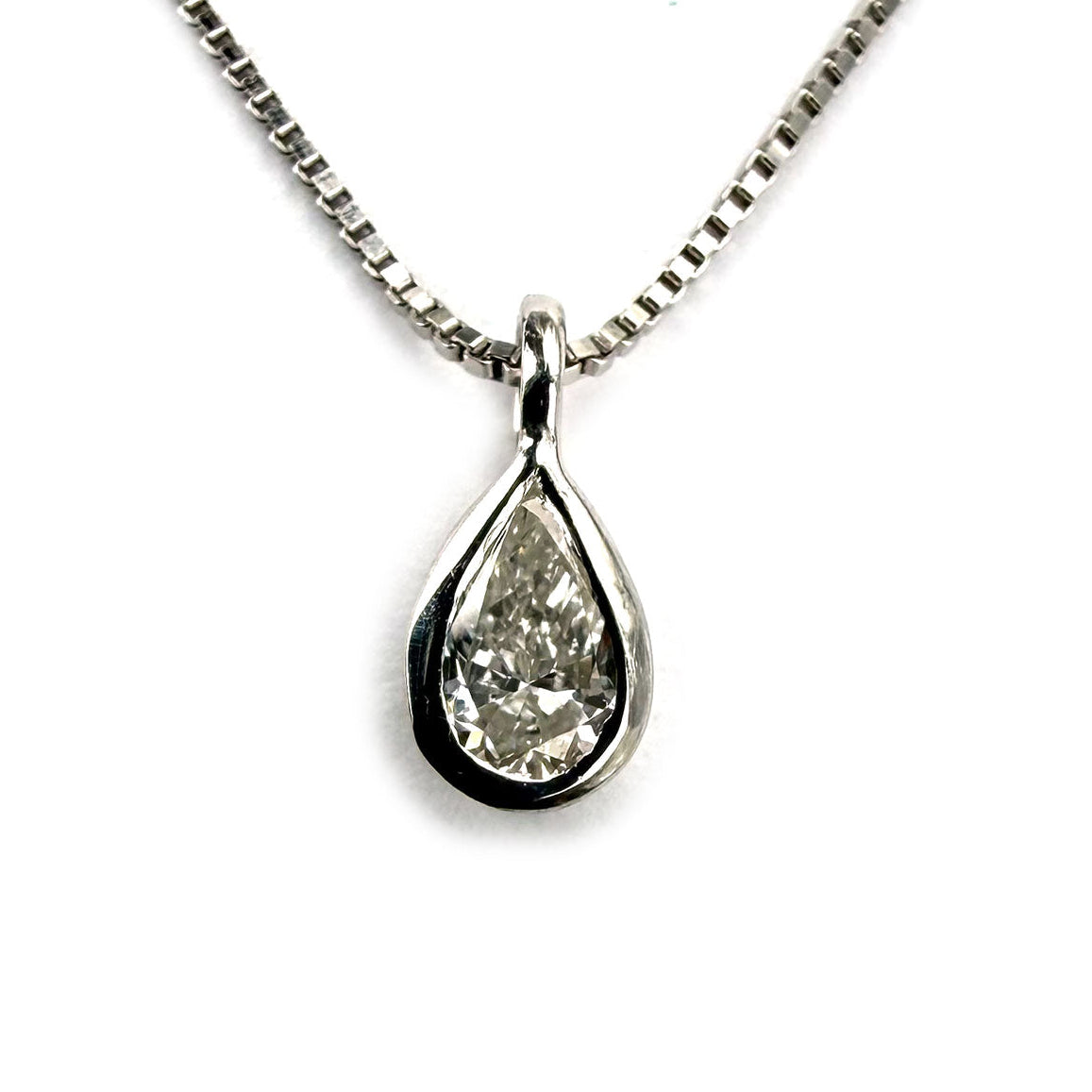 Collar en plata con dije de diamante de laboratorio corte pera (gota) 0.25ct