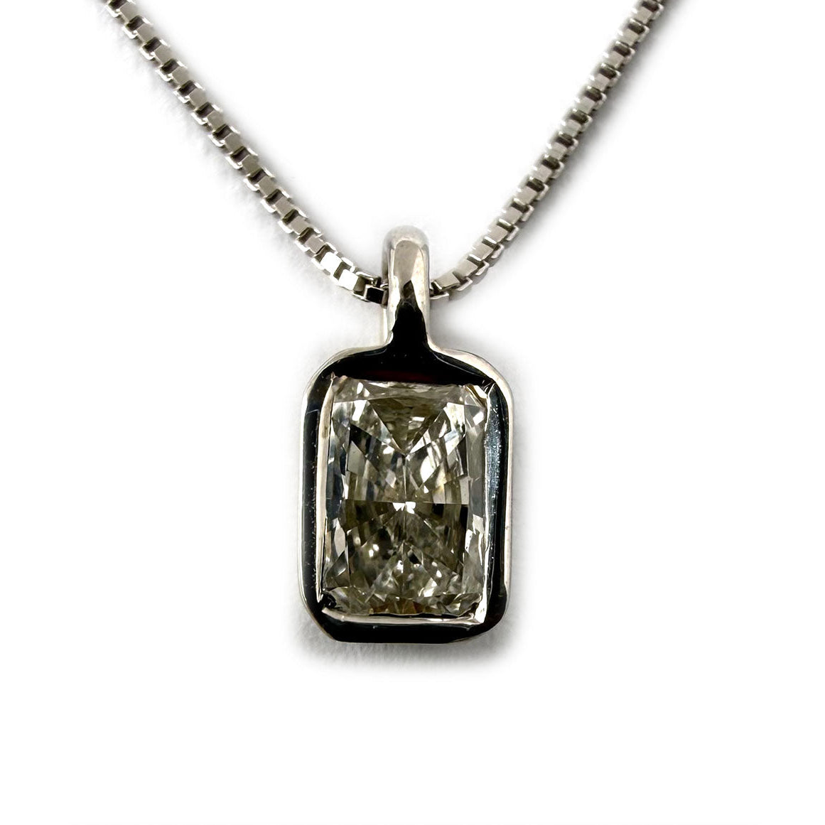 Collar en plata con dije de diamante de laboratorio corte radiante 0.5ct