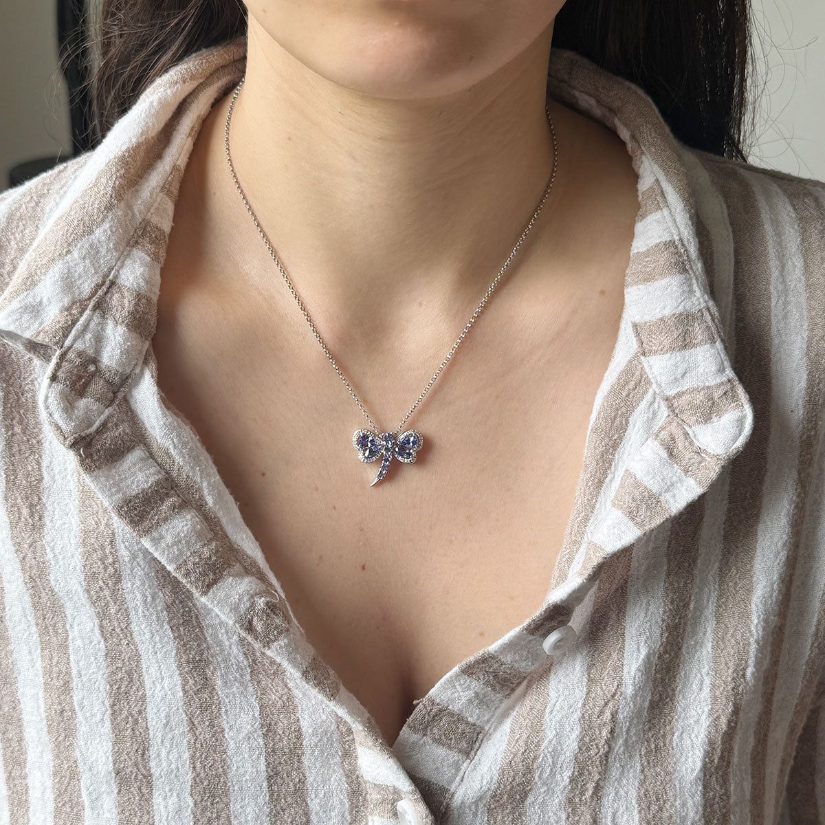 Collar de plata con dije de libélula de tanzanitas y diamantes