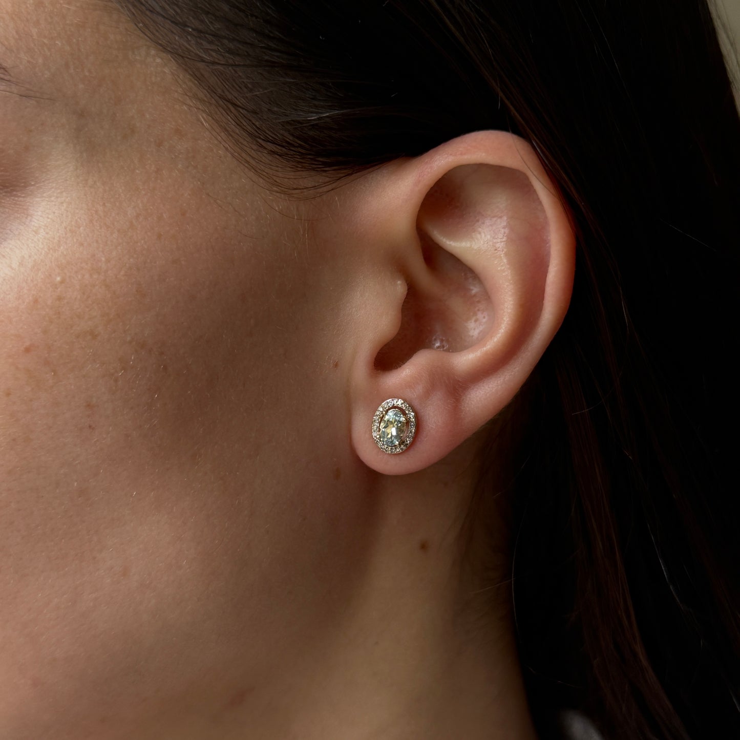 Aretes en oro amarillo 14k con aquamarina ovalada y halo de diamantes 0.18ctw