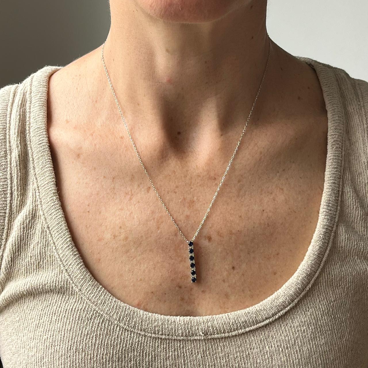 Cadena de plata con dije de barra  de zafiros blancos y azules de laboratorio