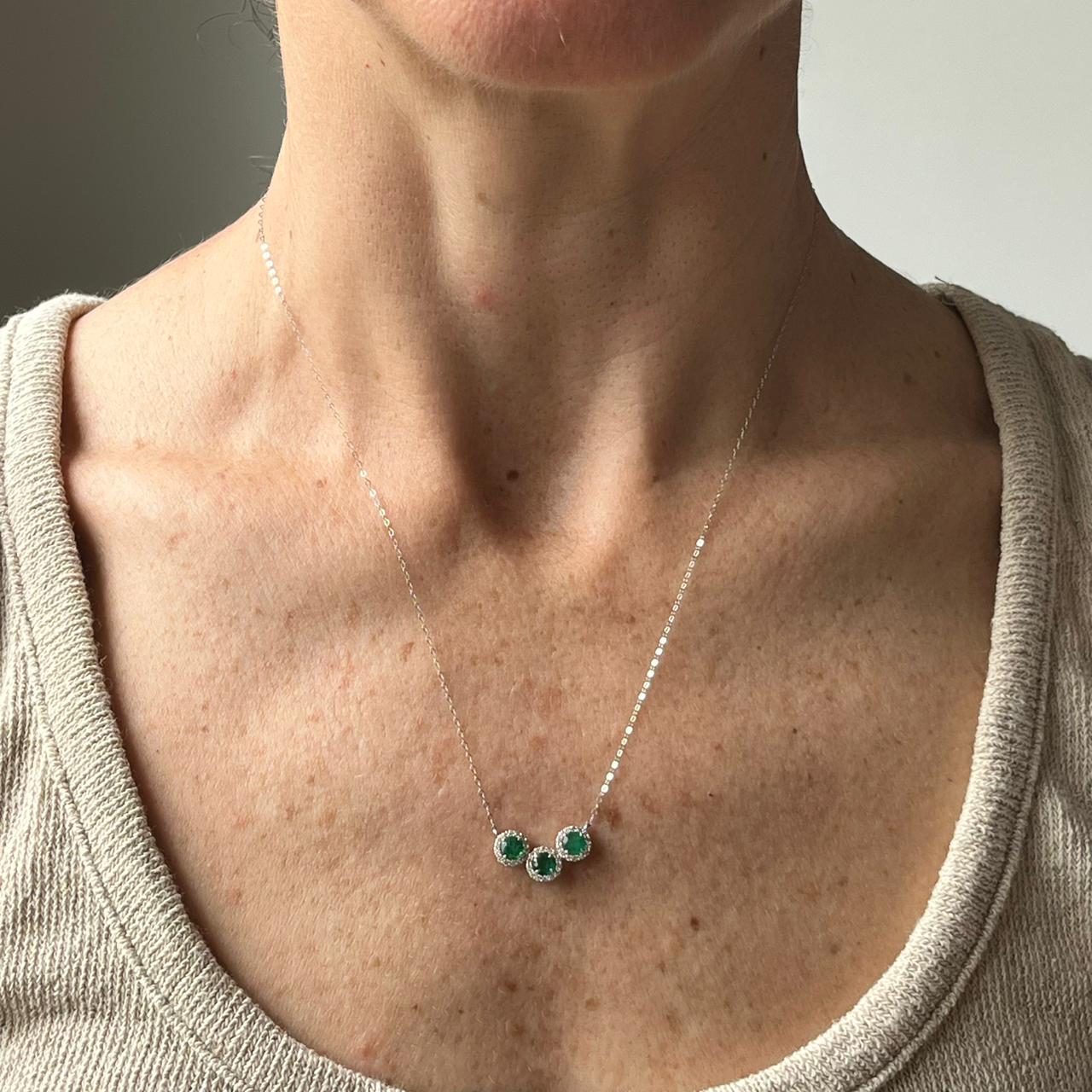 Collar en oro blanco 14K con esmeraldas redondas y halo de diamantes 0.25ctw