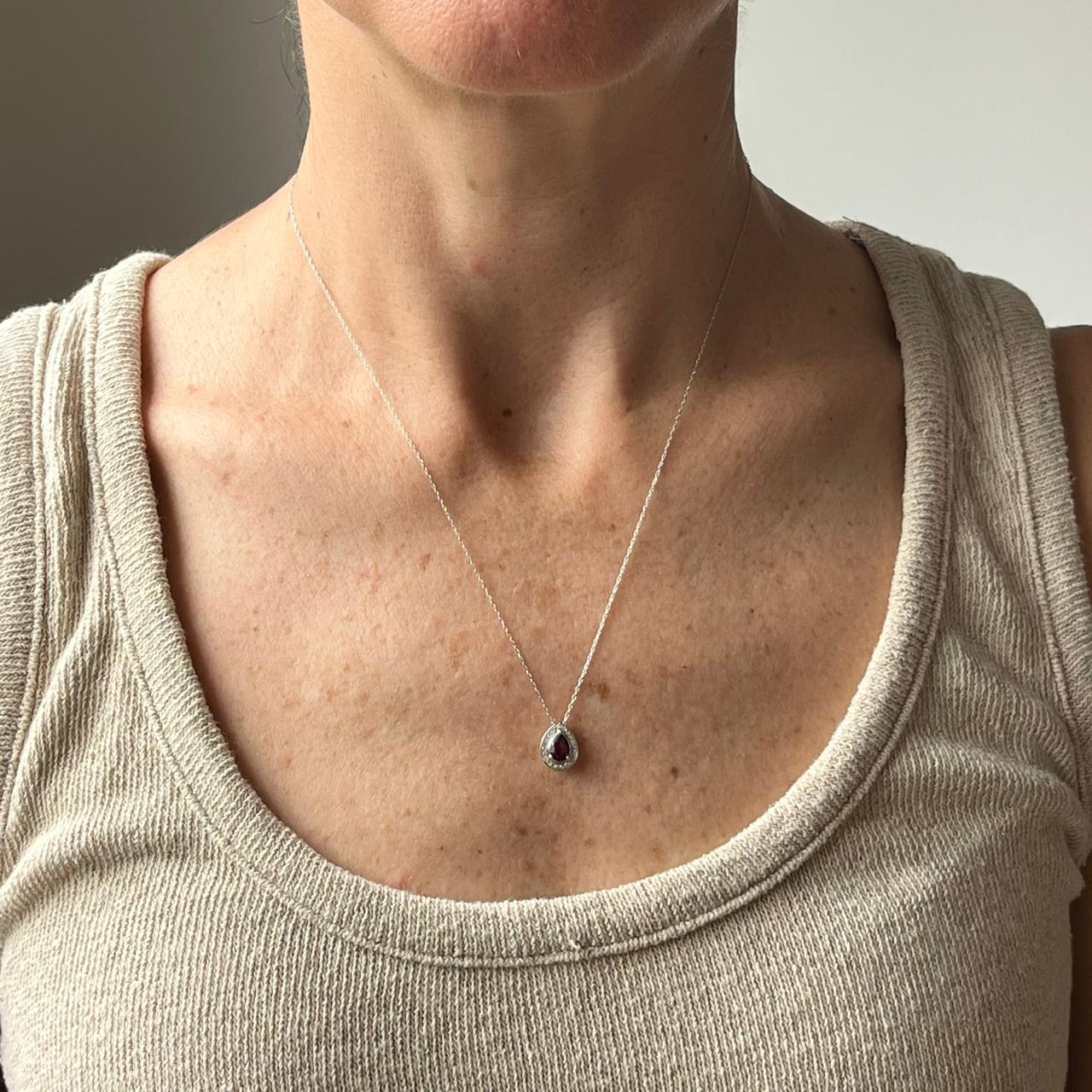 Collar en oro blanco 10K con gota de granate rodolita y halo de diamantes 0.05ctw