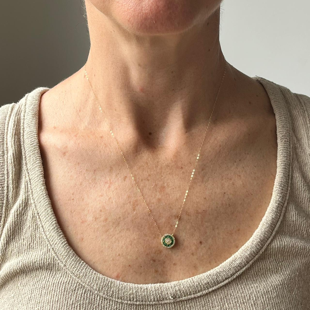 Collar en oro amarillo 14K con redondo de esmeraldas 0.30 ctw y diamantes 0.15ctw