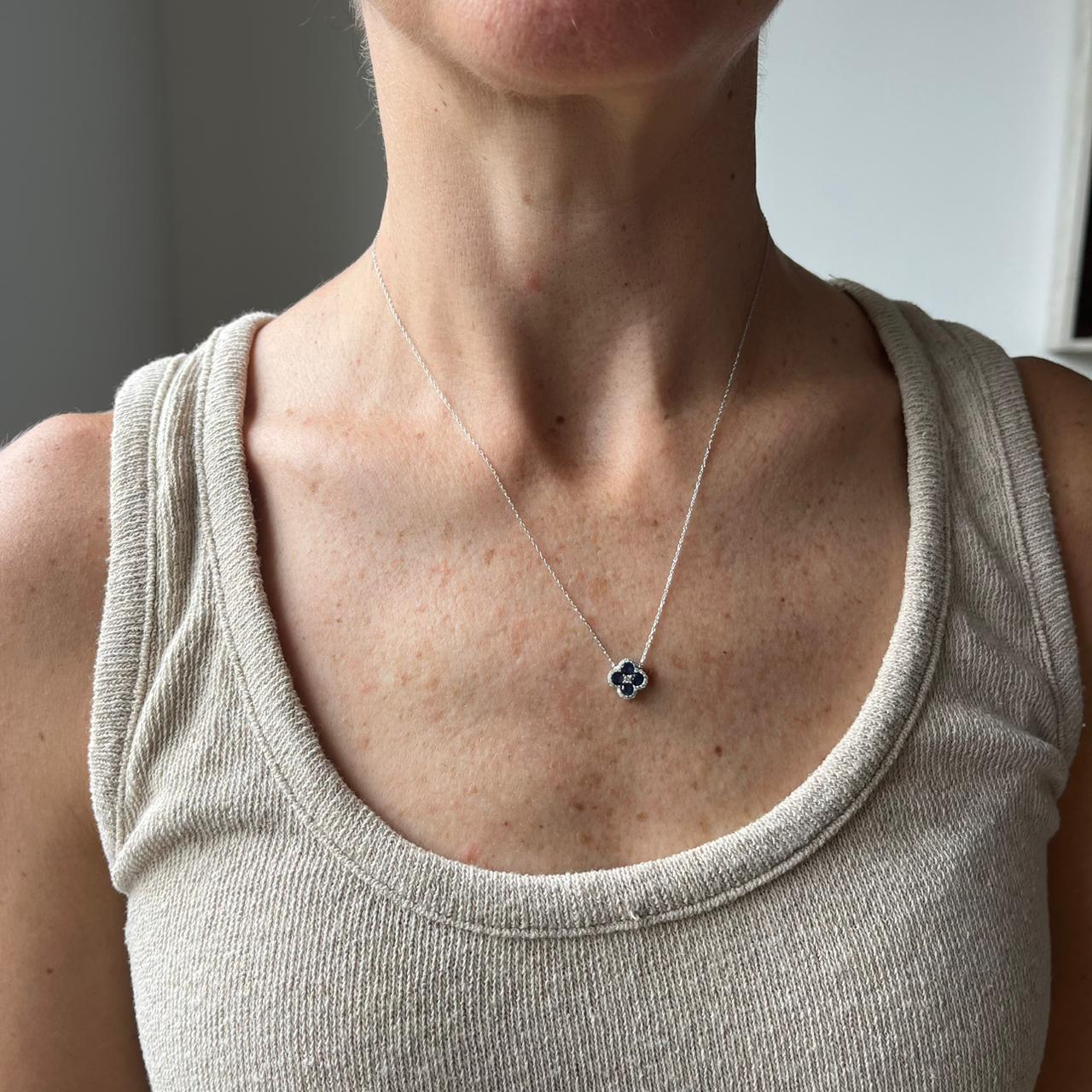 Collar en oro blanco 14K con flor de zafiros y diamantes 0.15ctw