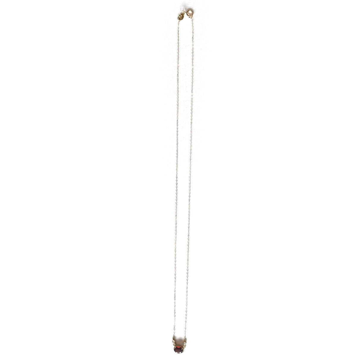 Collar en oro amarillo 10K con granate ovalado y diamantes 0.08ctw