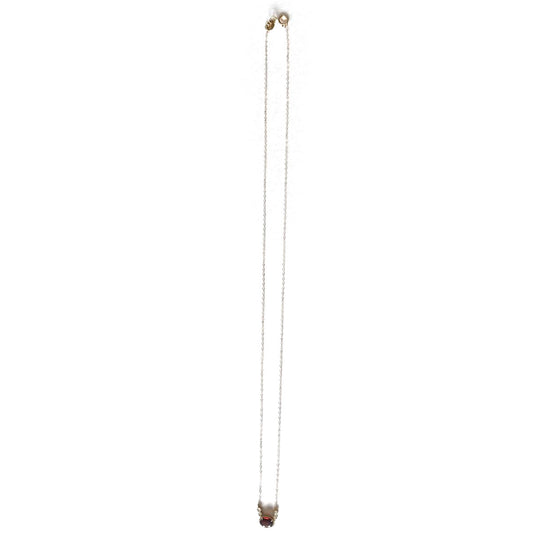 Collar en oro amarillo 10K con granate ovalado y diamantes 0.08ctw