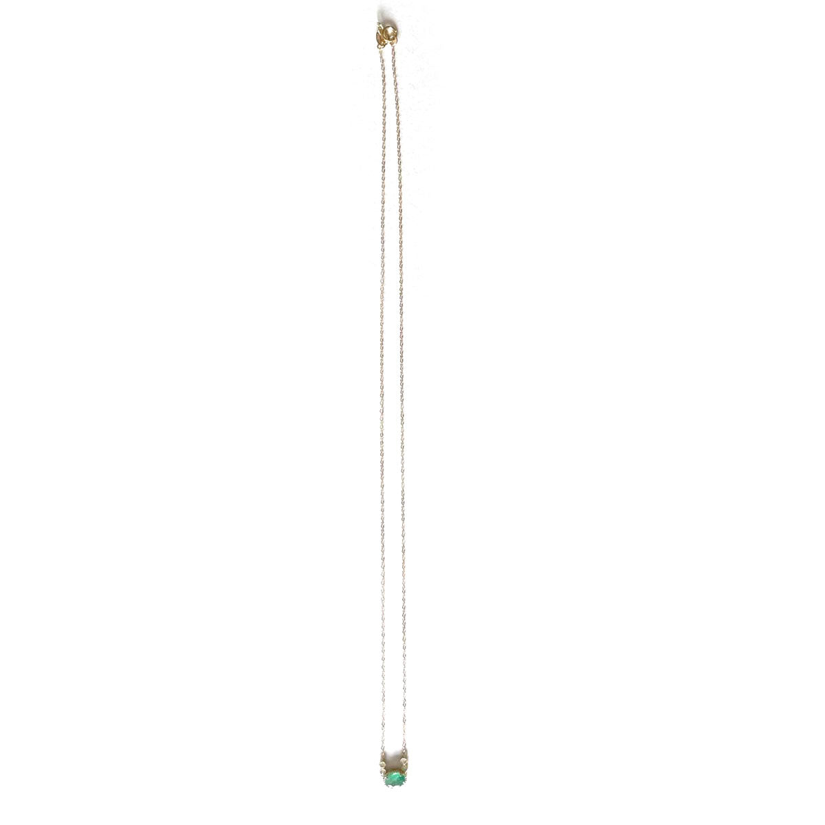 Collar en oro amarillo 10K con esmeralda ovalada y diamantes 0.08ctw