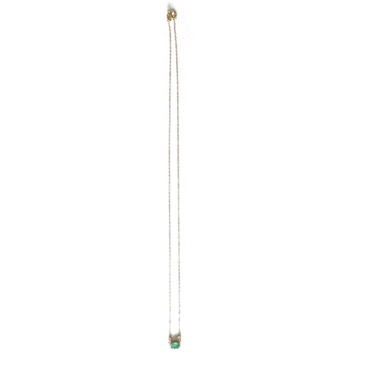 Collar en oro amarillo 10K con esmeralda ovalada y diamantes 0.08ctw