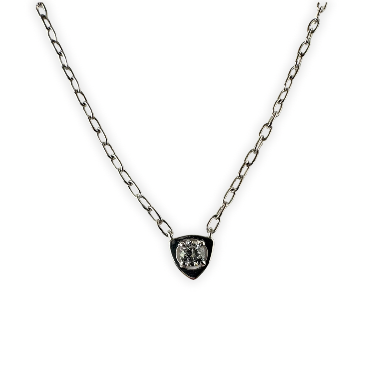 Collar de plata con dije triangular y diamante de laboratorio