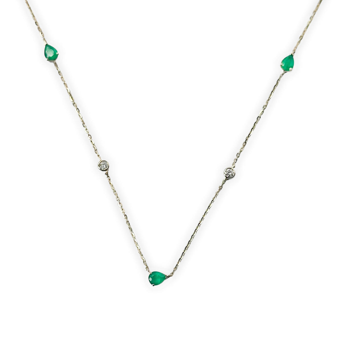 Collar en oro amarillo 14K con esmeraldas corte pera y diamantes 0.07ctw