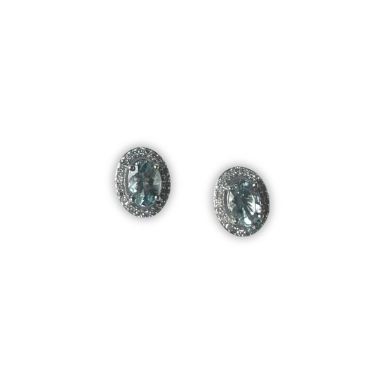 Aretes en oro blanco 10k con aquamarina ovalada y halo de diamantes 0.18ctw