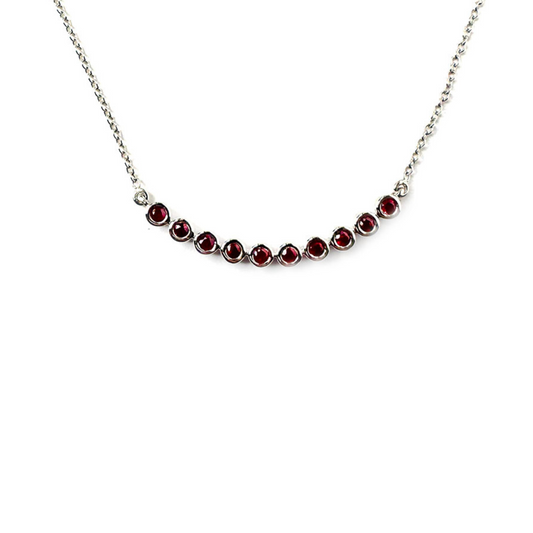 Collar en oro blanco 10k con curva de rubíes biselados
