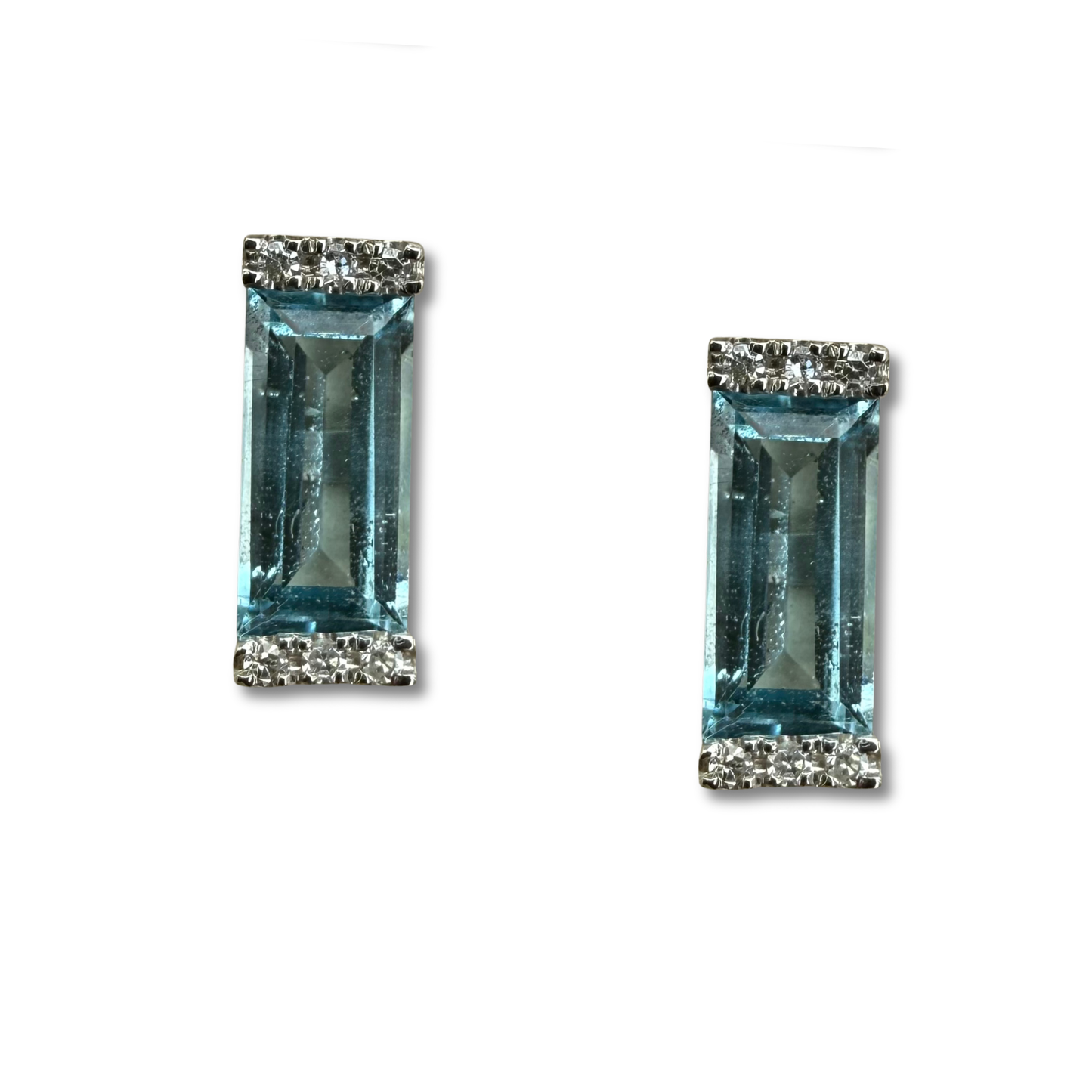 Aretes en oro blanco 14K con topacio azul rectangular y diamantes 0.06ctw