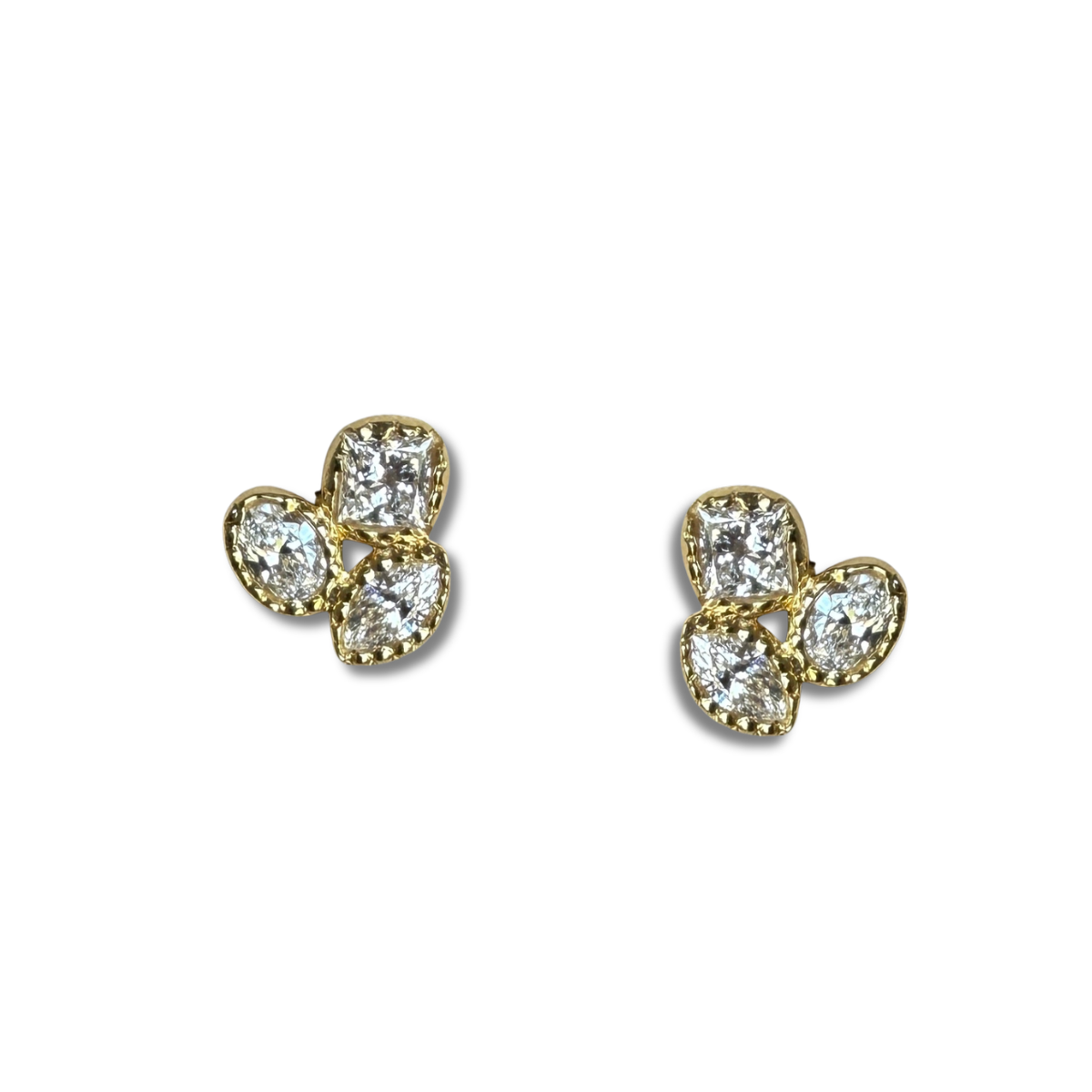 Aretes stud en oro amarillo 14k con diamante princesa, ovalado y marquesa de laboratorio 0.41ctw