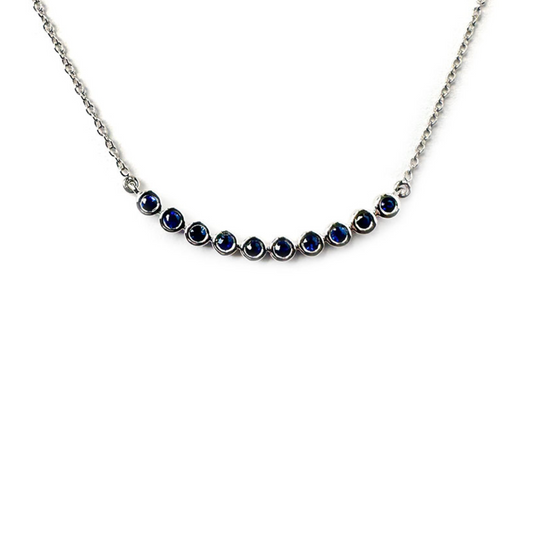 Collar en oro blanco 10k con curva de zafiros biselados