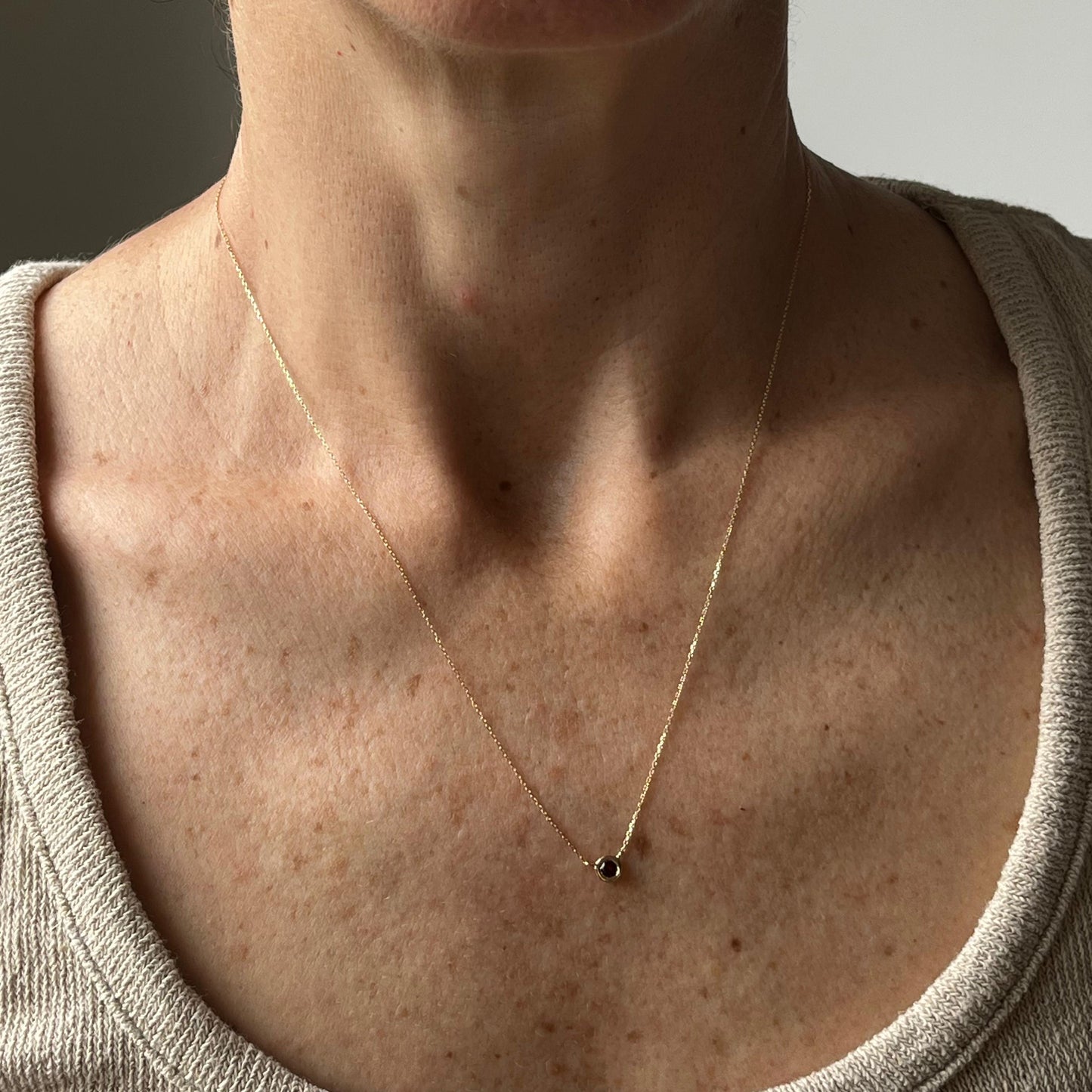 Collar en oro amarillo 14K con granate biselado