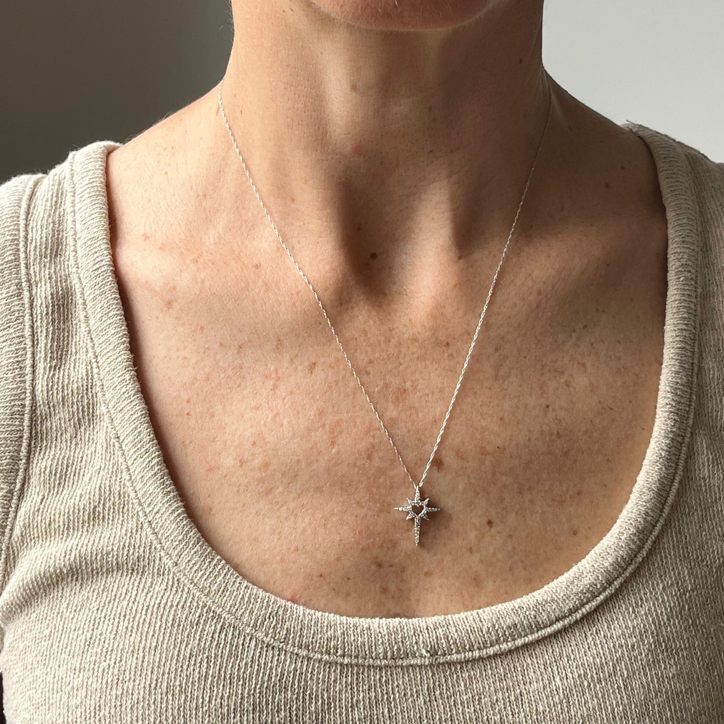 Collar en oro blanco 10K con dije de estrella polar de diamantes 0.10 ctw con corazón calado