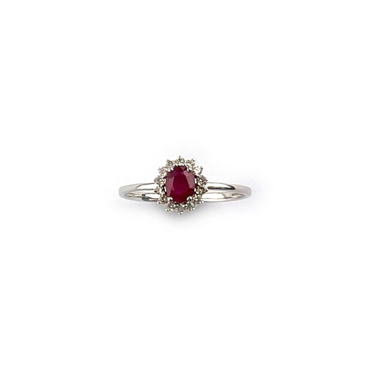 Anillo en oro blanco 14K con rubí ovalado 0.50ctw y halo de diamantes 0.11ctw