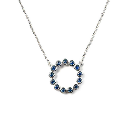 Collar en oro blanco 10k con círculo de zafiros biselados