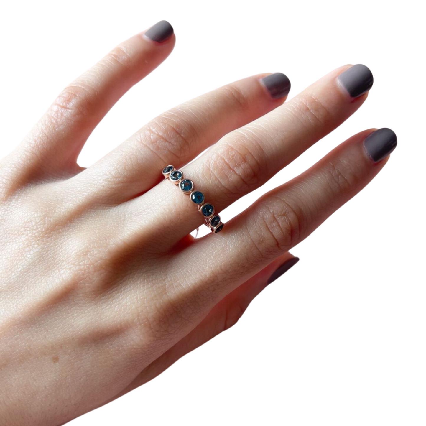 Anillo medio cintillo en oro rosa 10k con Topacio London Blue biselados