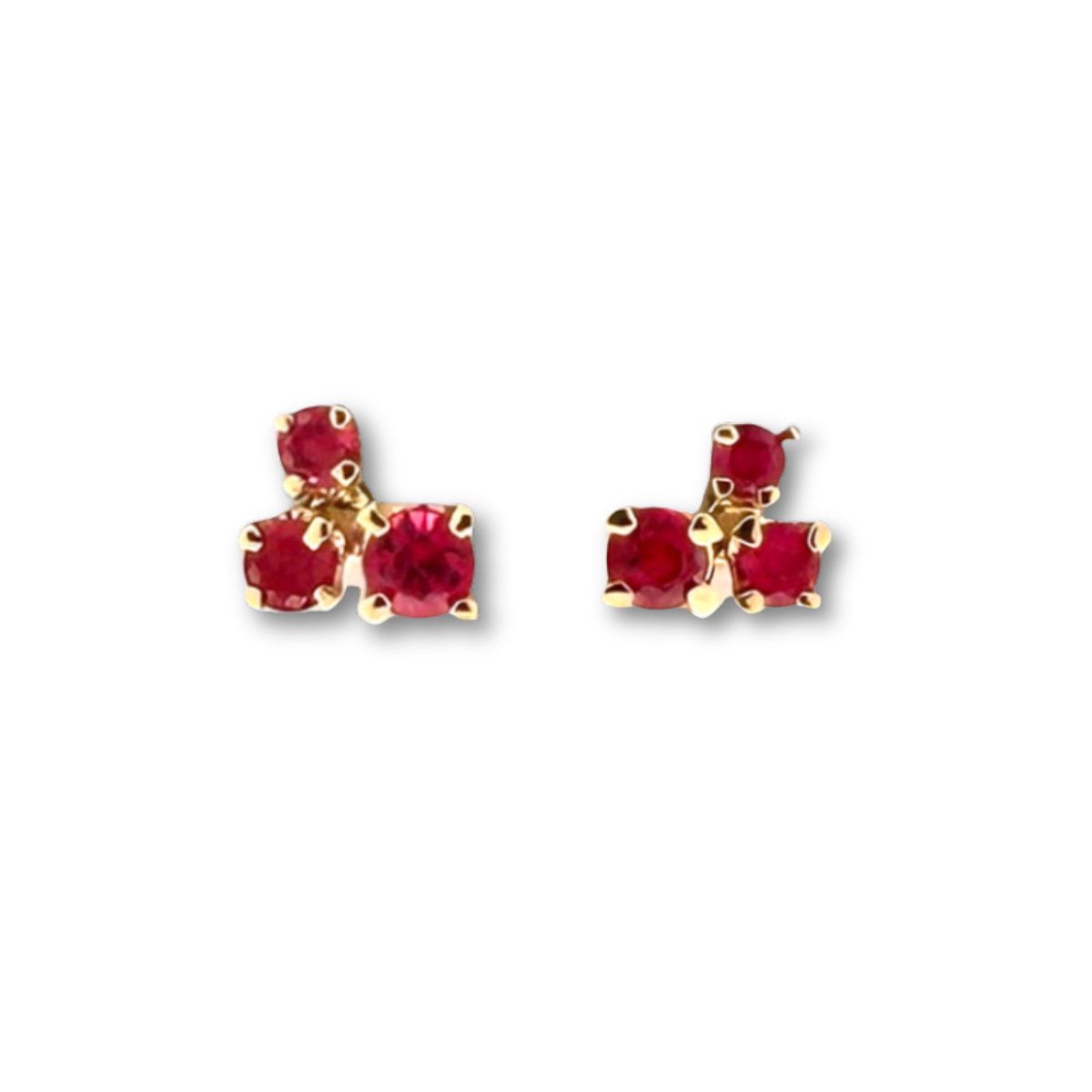 Aretes en oro amarillo 14K con tres rubíes redondos