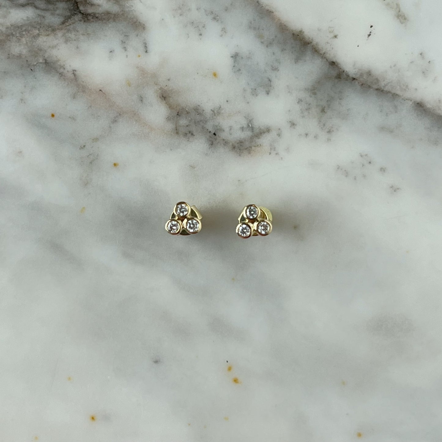 Aretes en oro amarillo 10k con 3 diamantes biselados 0.15ctw