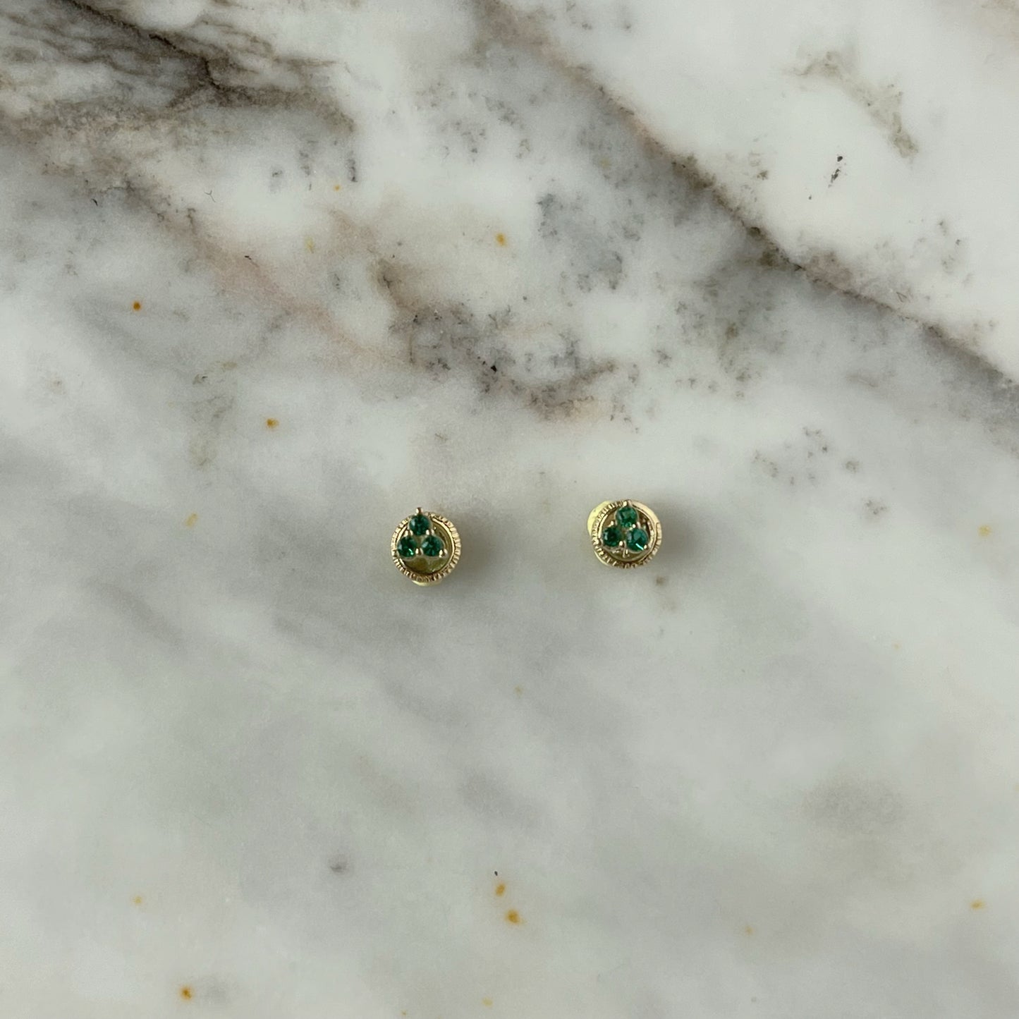 Aretes tres circonitas verdes mini en oro de 14k con tope ortopédico