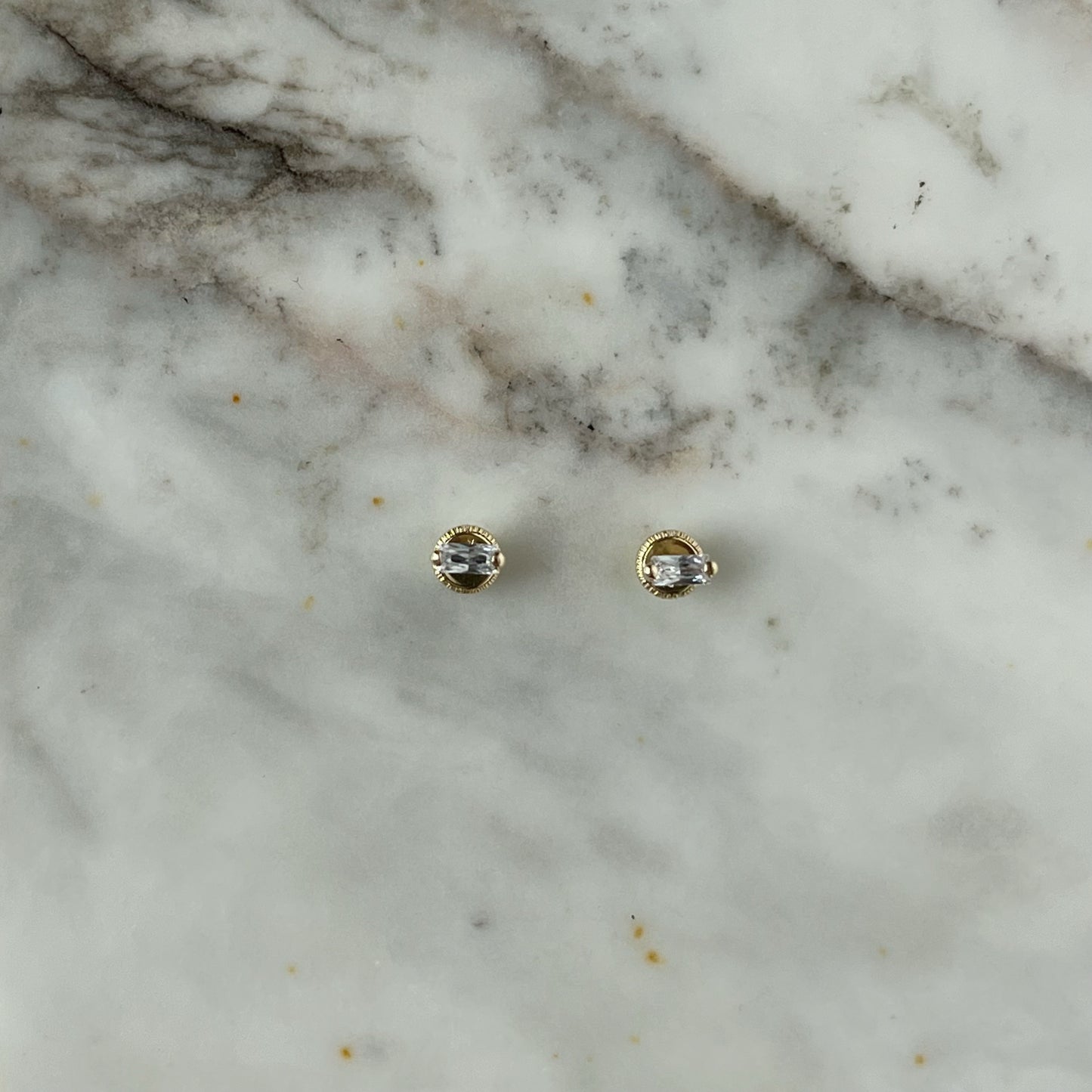 Aretes circonita blanca en forma de baguette en oro de 14k con tope ortopédico