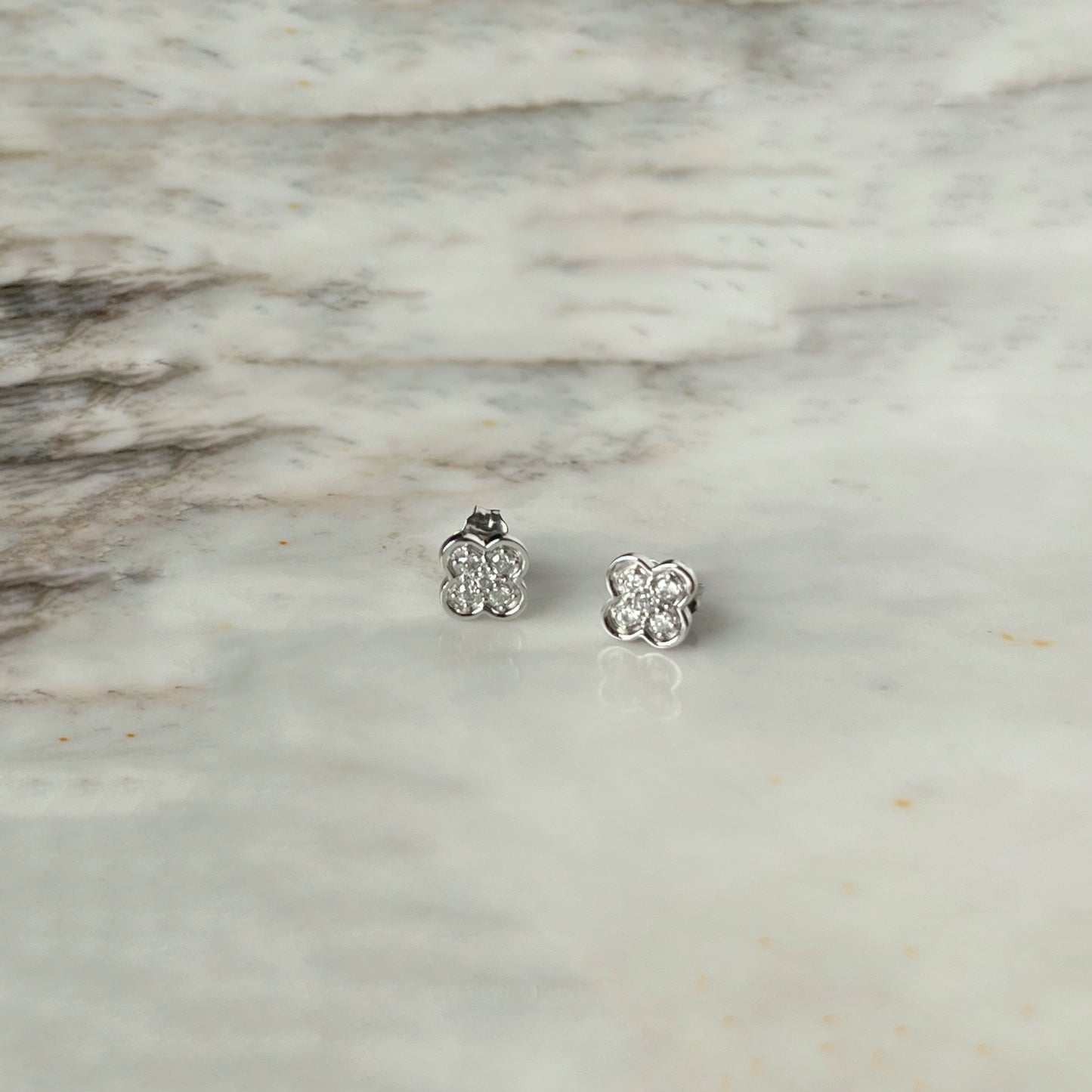 Aretes en oro blanco de 14k de flor con diamantes 0.10ctw