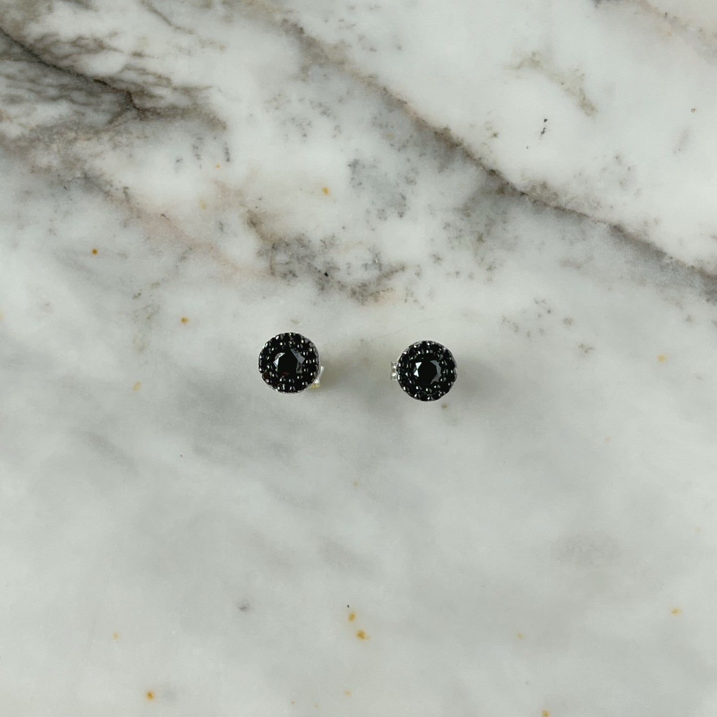 Aretes de plata con diamantes negros y halo 0.50ct